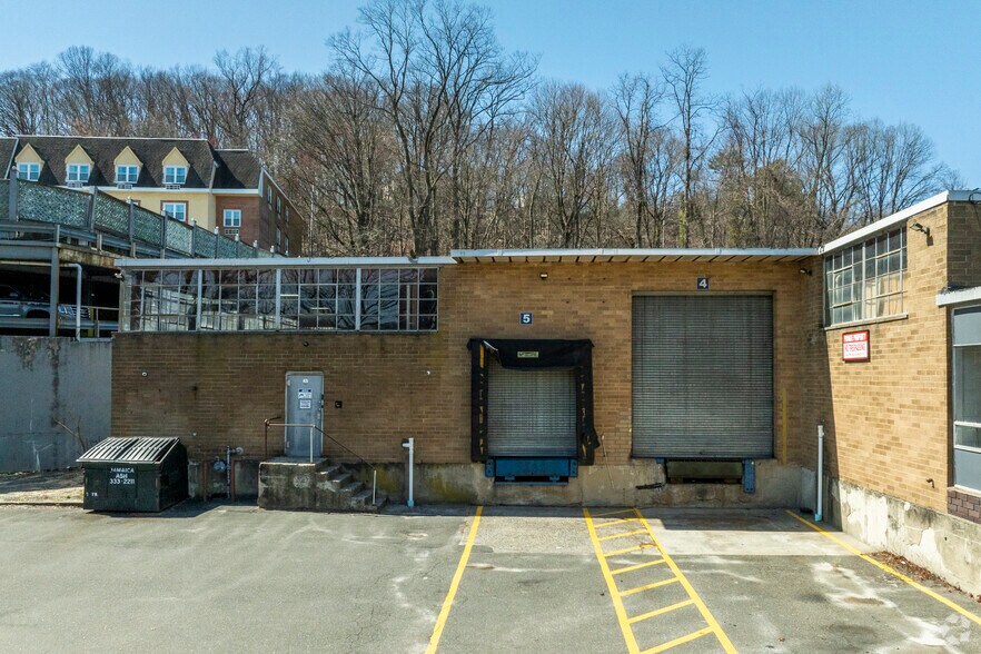 More Photos Of 34 Lumber Rd, Roslyn Warehouse For Lease