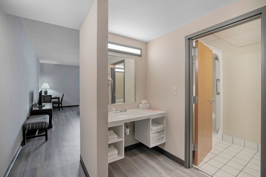 More Photos Of 604 N McEwan St, Clare Hotel For Sale
