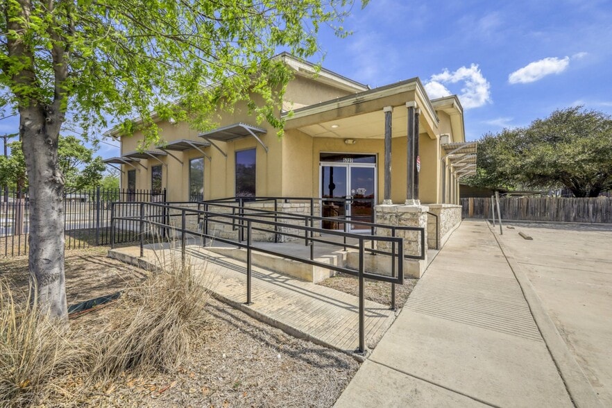 More Photos Of 5727 W I-10 Fwy, San Antonio Office For Lease