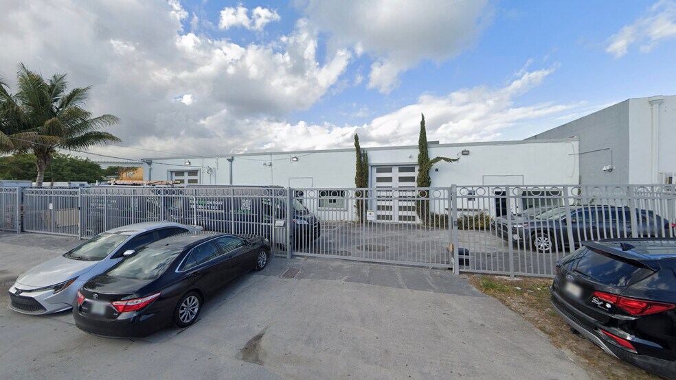 More Photos Of 3241-3249 NW 38th St, Miami Manufacturing For Lease