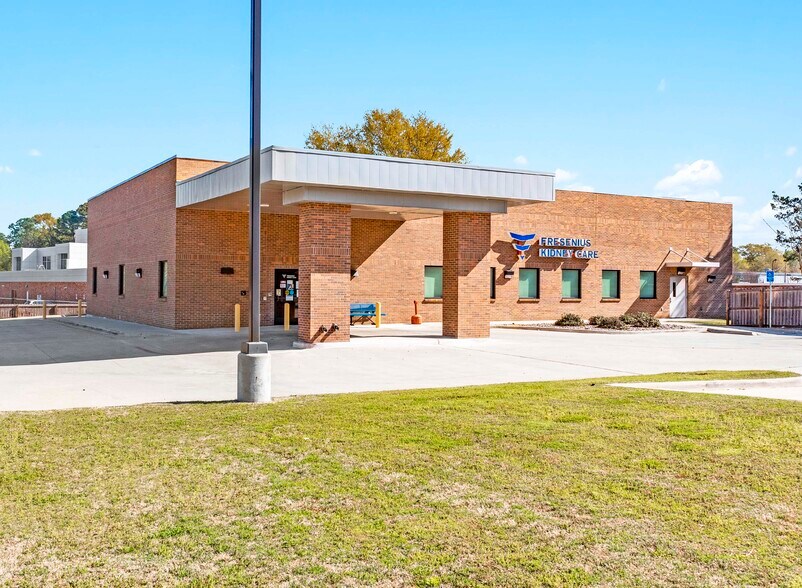 Primary Photo Of 1010 S Spruce St, Vivian Medical For Sale
