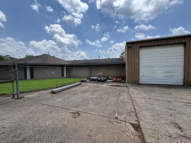 More Photos Of 1208 S Chestnut St, Lufkin Showroom For Sale