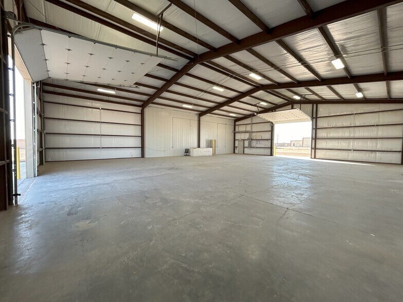 More Photos Of 1389 Oil Mil Rd, Pecos Warehouse For Lease