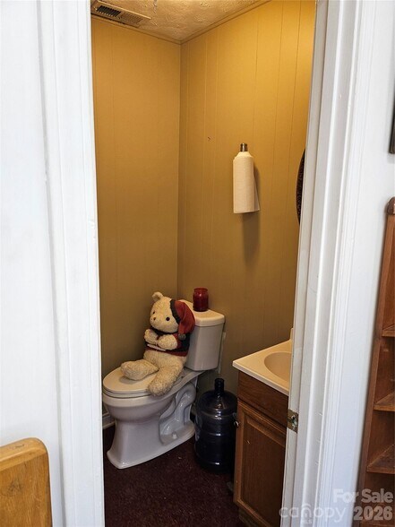 More Photos Of 567 E Mills St, Columbus Auto Dealership For Sale