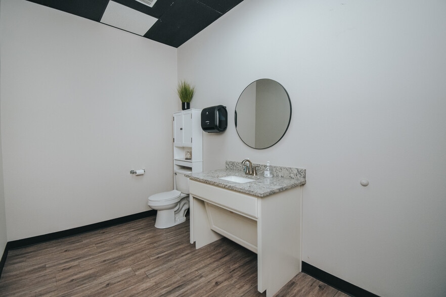 More Photos Of 13102 N Navarro St, Victoria Flex For Lease