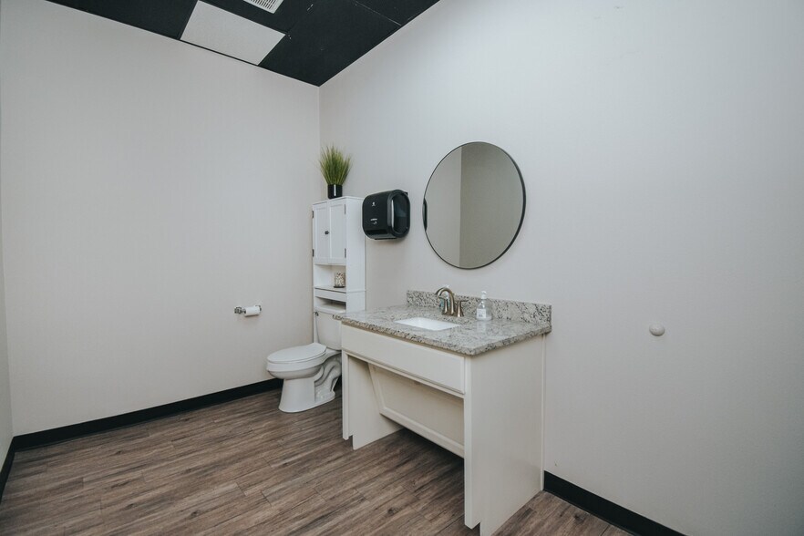 More Photos Of 13102 N Navarro St, Victoria Flex For Lease