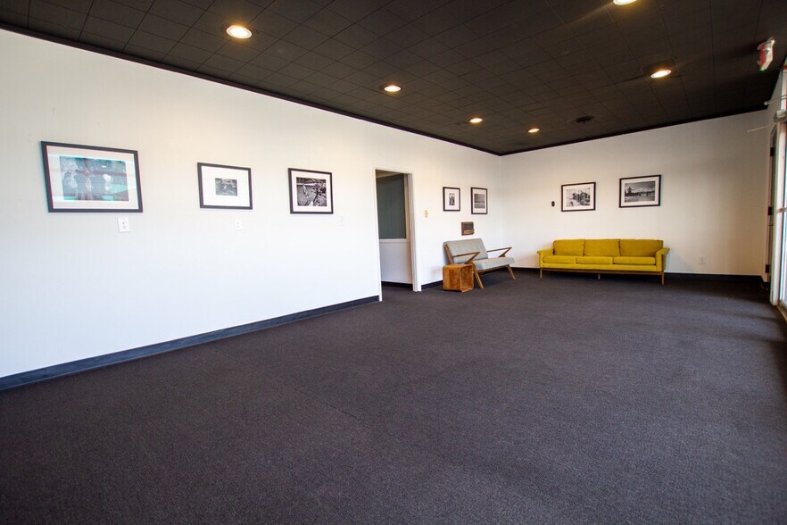 More Photos Of 2043 Empire Central Dr, Dallas Light Manufacturing For Sale