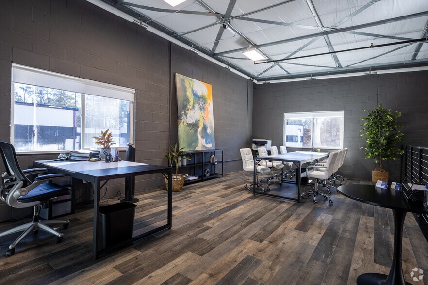 More Photos Of 5705-5765 Stables Way, Alpharetta Showroom For Lease