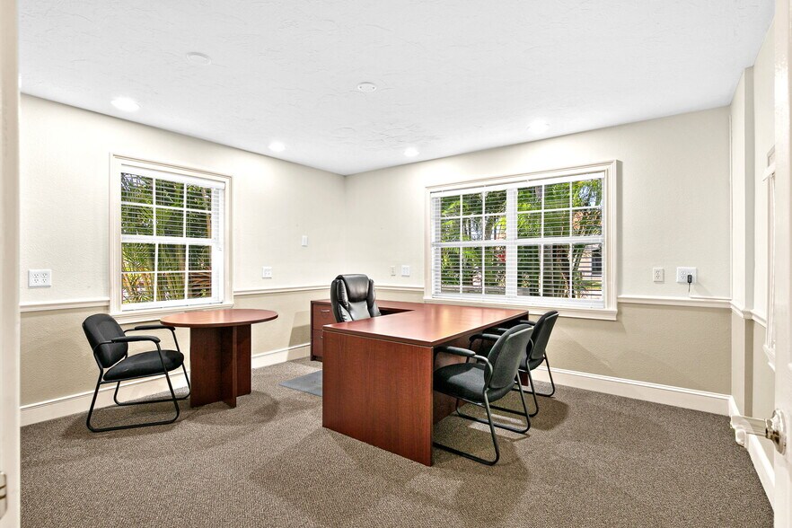 More Photos Of 525 8th St W, Bradenton Office For Sale