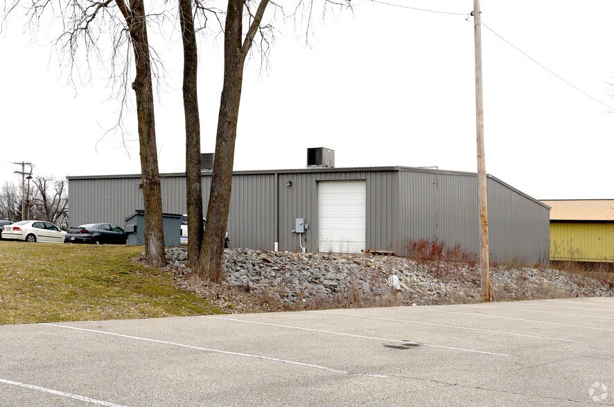 More Photos Of 1429 W Main St, Greenfield Freestanding For Lease