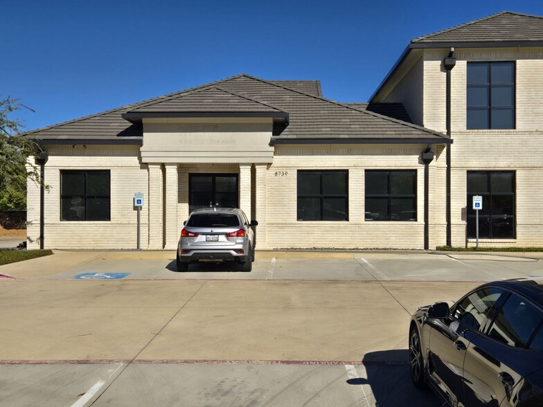 Primary Photo Of 8739 Davis Blvd, Keller Medical For Lease