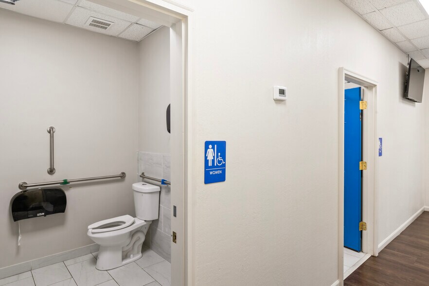 More Photos Of 322-323 W Lee Hwy, Warrenton Freestanding For Lease