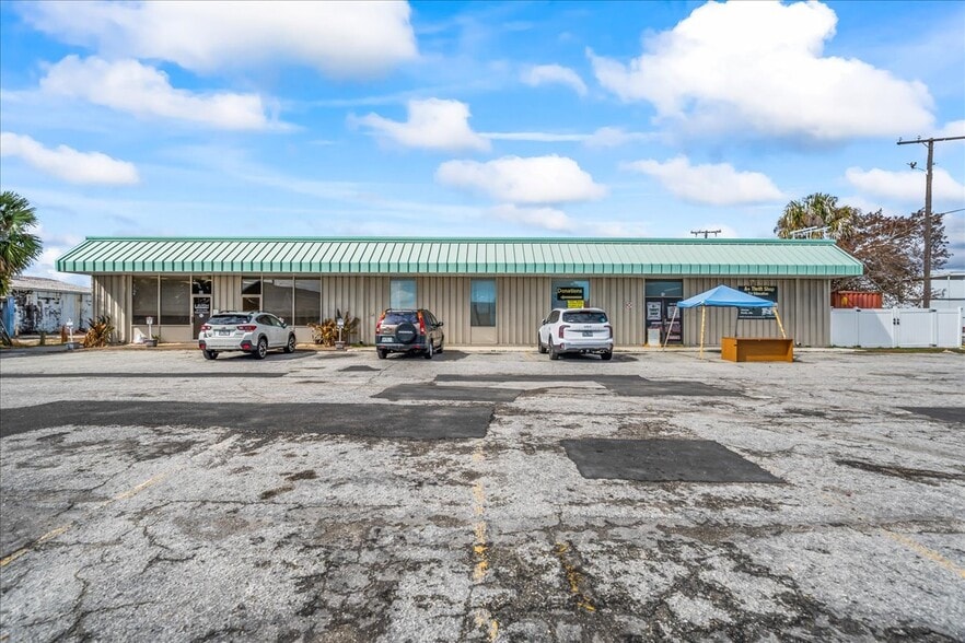 Primary Photo Of 95-99 S Plumosa St, Merritt Island General Retail For Sale