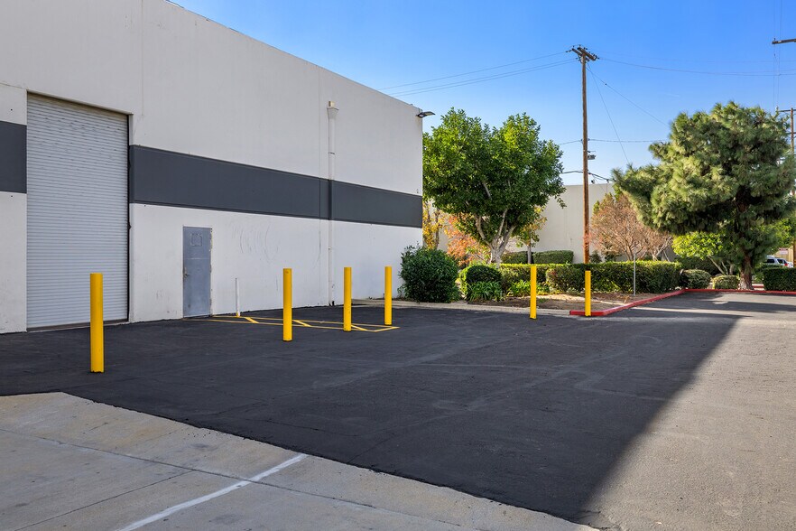 More Photos Of 21329 Nordhoff St, Chatsworth Distribution For Lease