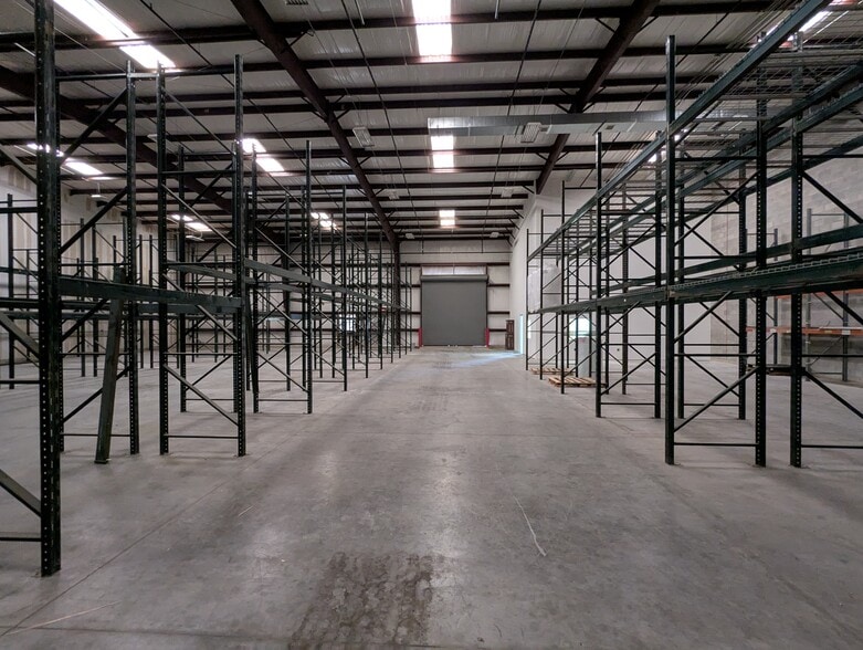 More Photos Of 1209-1215 N FM 3083 Rd E, Conroe Warehouse For Lease