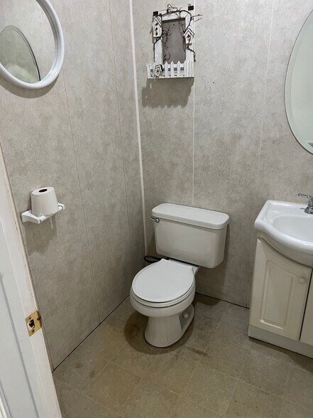 More Photos Of 2468-2474 Montauk Hwy, Brookhaven Unknown For Lease