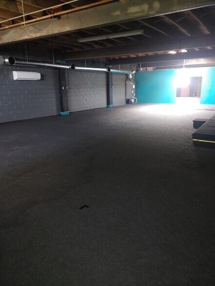 More Photos Of 914-920 Holland Ave, Cayce Manufacturing For Lease