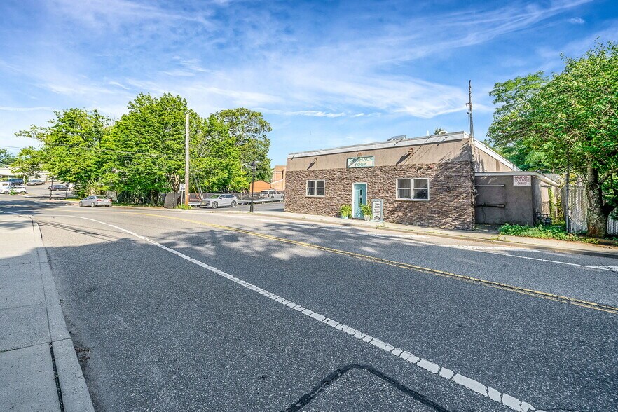 More Photos Of 6 New York Ave, Sound Beach Bar For Sale