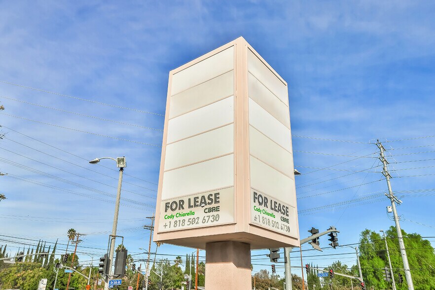 More Photos Of 6445 De Soto Ave, Woodland Hills Storefront For Lease