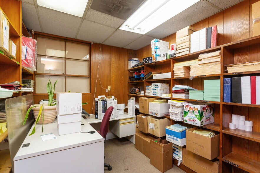 More Photos Of 710 4th St, Shenandoah Warehouse For Sale