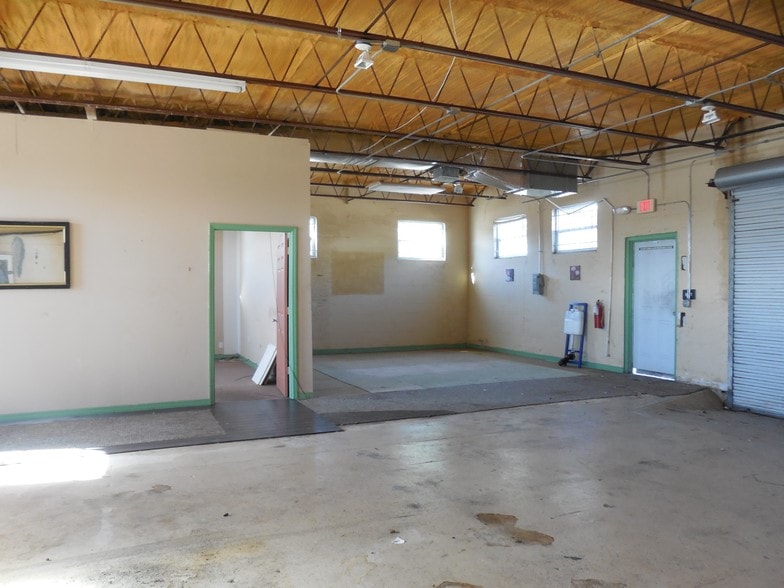 More Photos Of 8010-8014 Lem Turner Rd, Jacksonville Storefront Retail Office For Lease