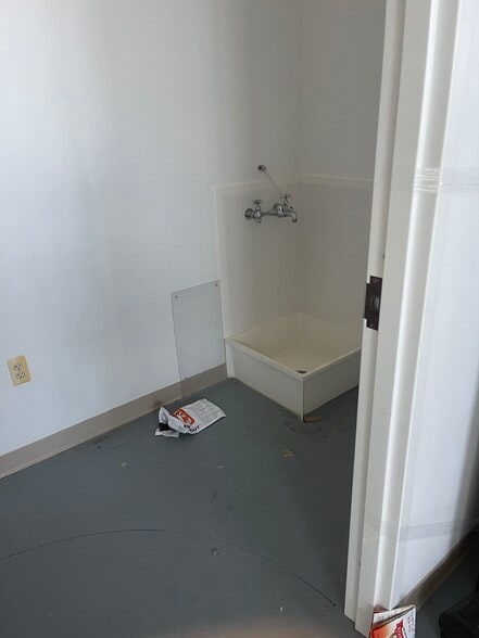 More Photos Of 100 Commerce Dr, Freehold Manufacturing For Lease