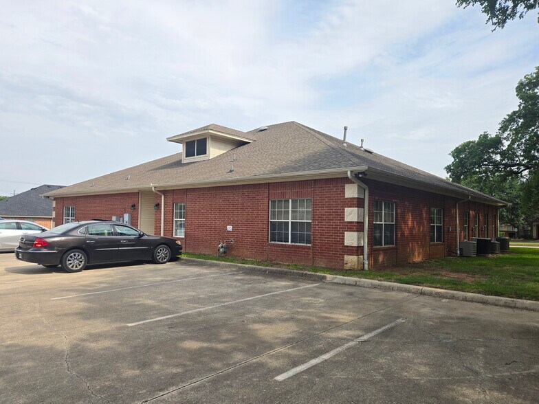 More Photos Of 9289 Huntington Sq, North Richland Hills Office For Lease