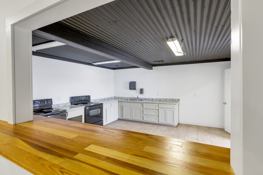 More Photos Of 1715 N FM Road 51, Springtown Flex For Sale