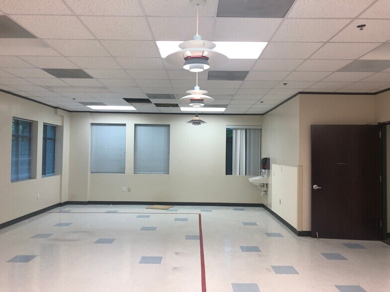 More Photos Of 1330 Kingwood Dr, Kingwood Medical For Lease