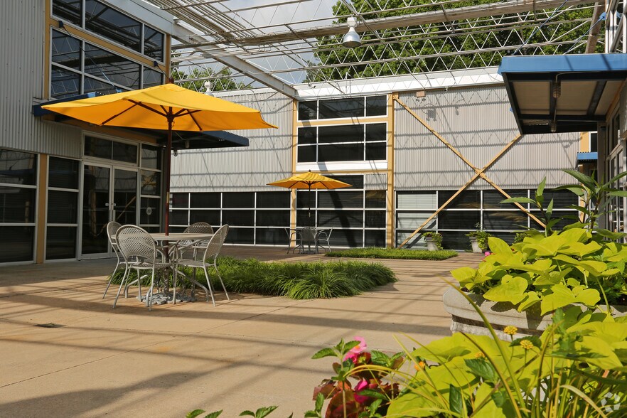 More Photos Of 1425 Ellsworth Industrial Dr, Atlanta General Retail For Lease