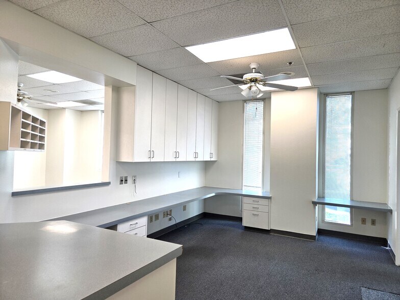 More Photos Of 300 Old River Rd, Bakersfield Medical For Lease