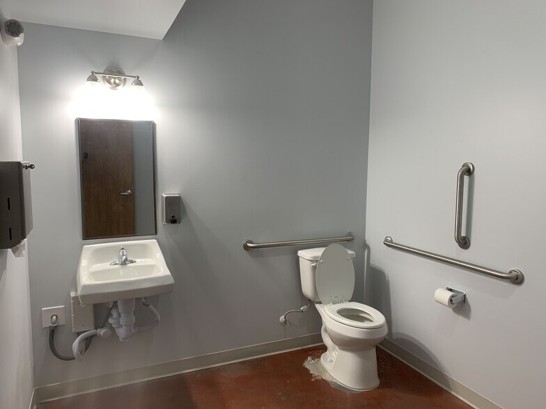 More Photos Of 4728 US-90, Pace Office For Sale