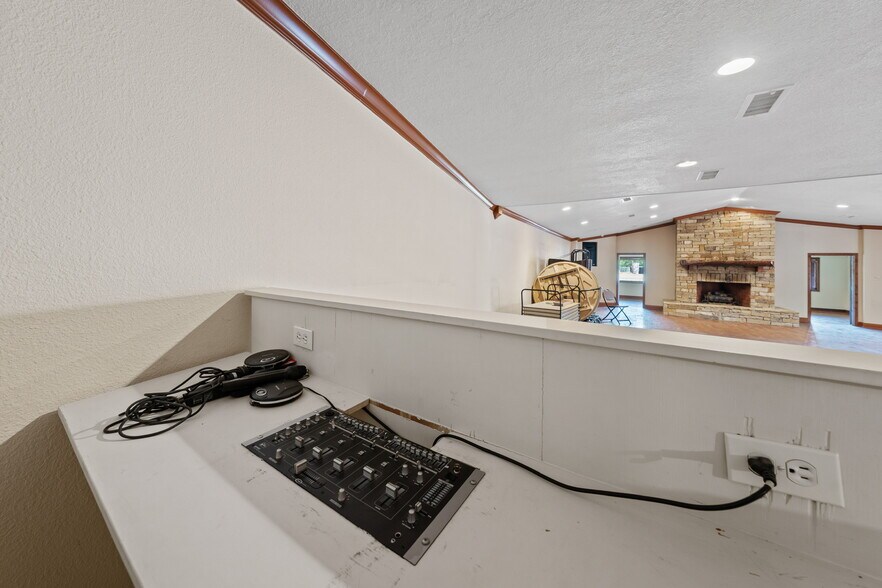 More Photos Of 6401 Rock Creek Rd, Waco Freestanding For Sale