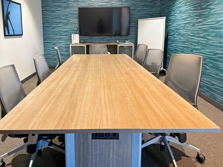 More Photos Of 1901 Manhattan Blvd, Harvey Coworking Space