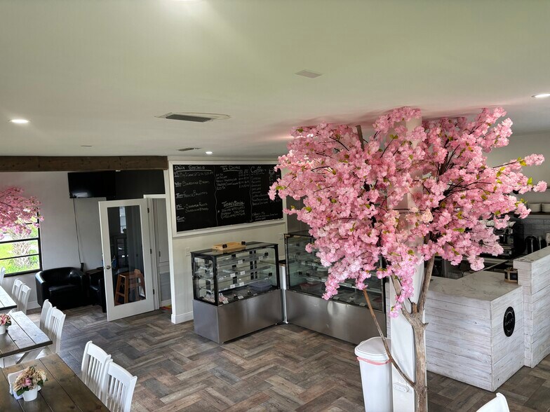 More Photos Of 3737 Manatee Ave, Bradenton Freestanding For Sale