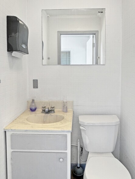 More Photos Of 129 E 5th St, Washington Showroom For Sale