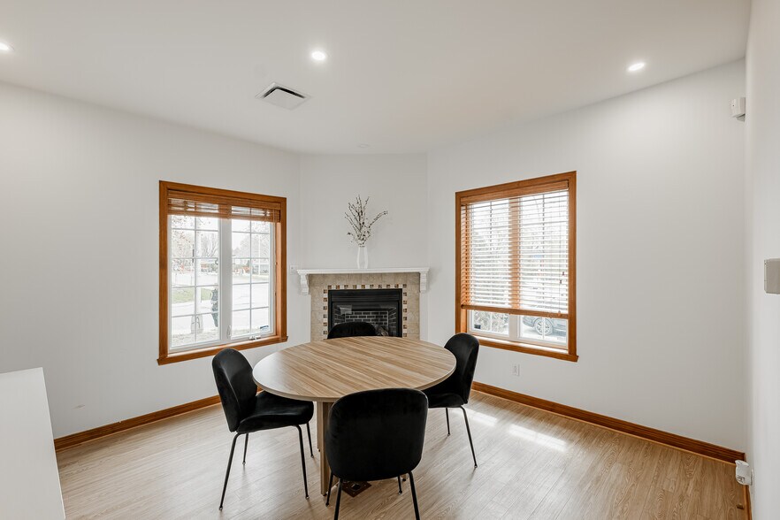 More Photos Of 675 Boul Samson, Laval Office For Sale