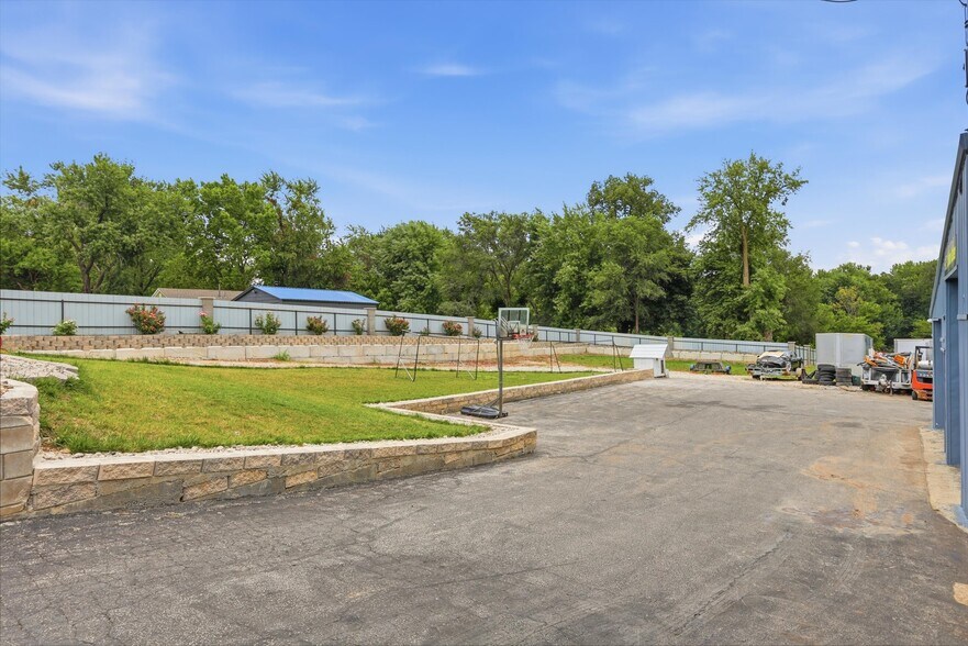 More Photos Of 7511 Leavenworth Rd, Kansas City Auto Repair For Sale