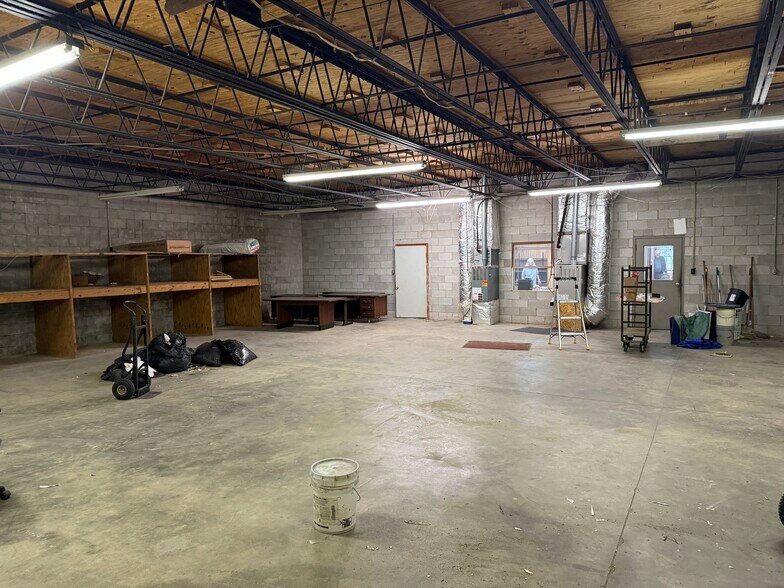 More Photos Of 647 Main St, Thomson Flex For Sale