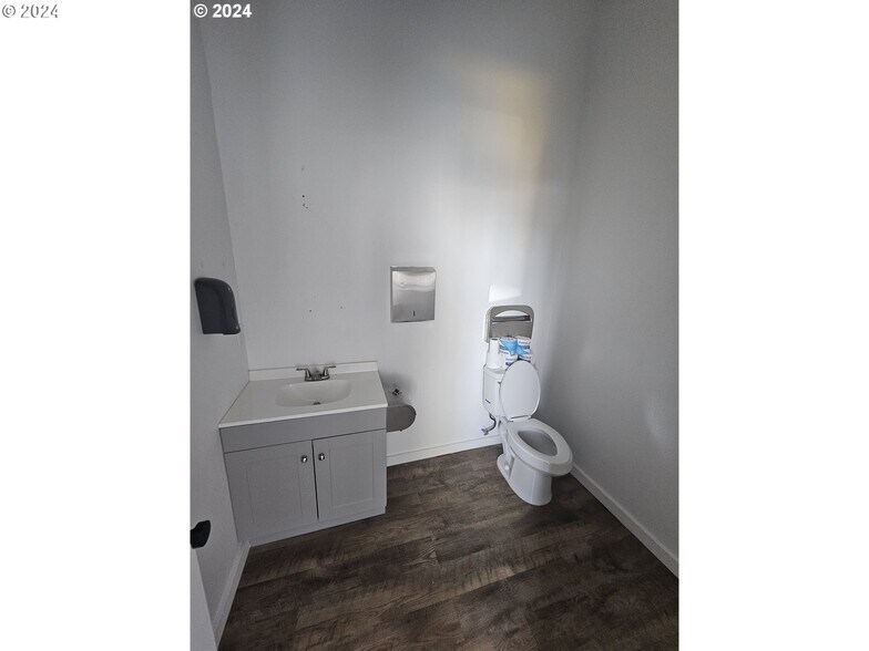 More Photos Of 5833 NE Portland Hwy, Portland Flex For Sale