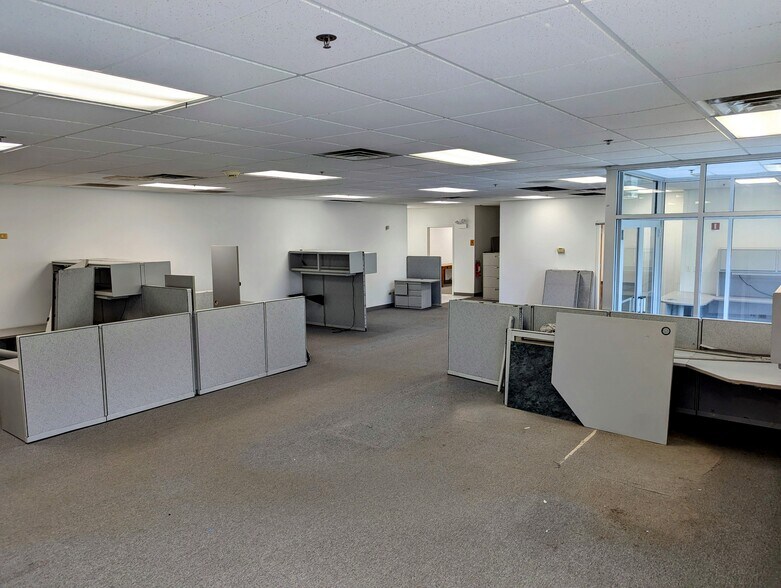 More Photos Of 115 E University Dr, Arlington Heights Warehouse For Sale