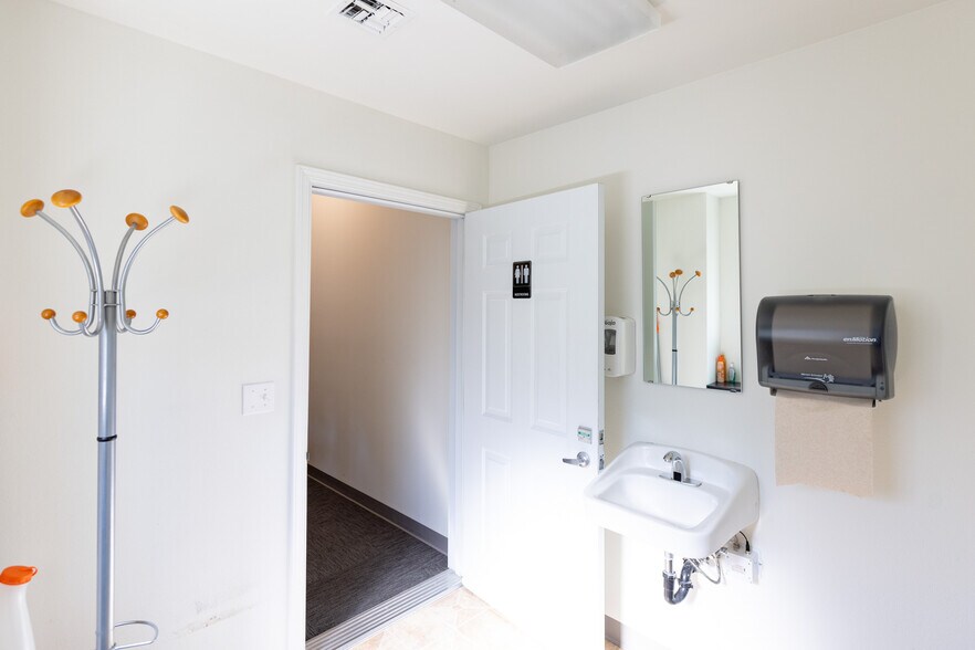 More Photos Of 200 N Wasco Ct, Hood River Warehouse For Sale