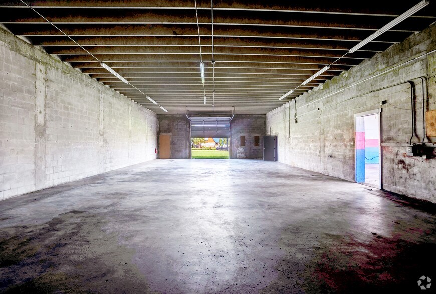 More Photos Of 2022 12th St, Sarasota Auto Repair For Lease