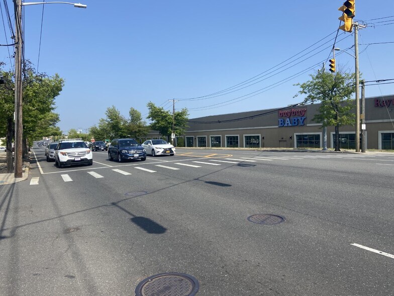 More Photos Of 249 Old Country Rd, Carle Place Freestanding For Lease