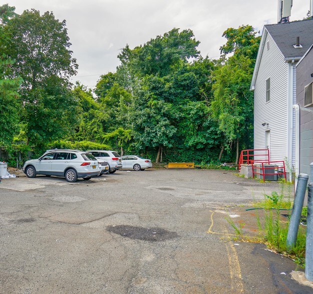 More Photos Of 56 Seguine Ave, Staten Island Storefront Retail Office For Lease