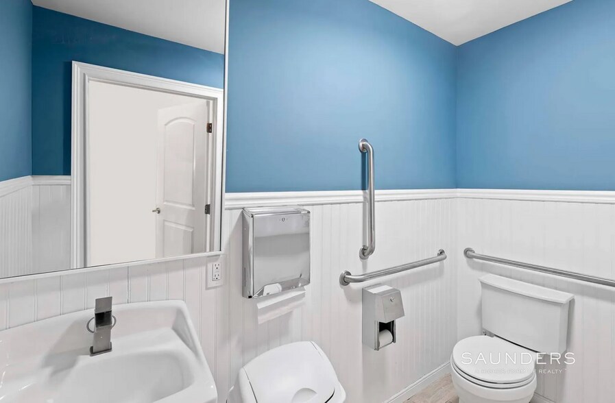 More Photos Of 70 Main St, Southampton Restaurant For Sale