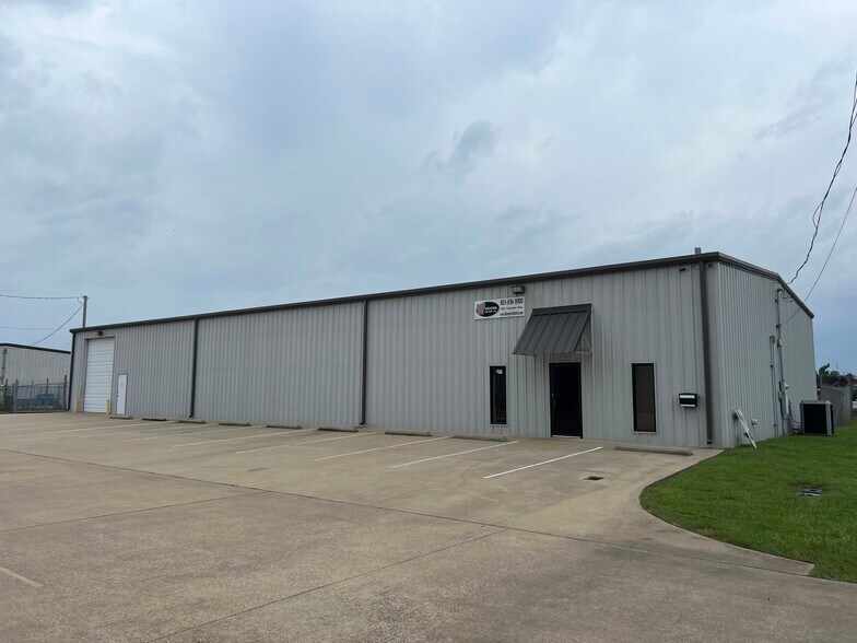 More Photos Of 1200-1211 Champion Way, Longview Unknown For Lease