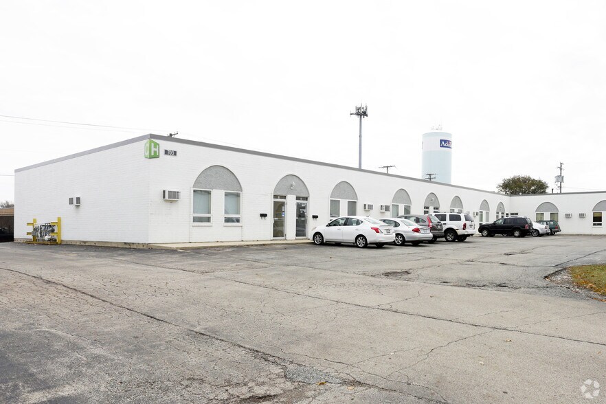 More Photos Of 703 W Annoreno Dr, Addison Warehouse For Lease