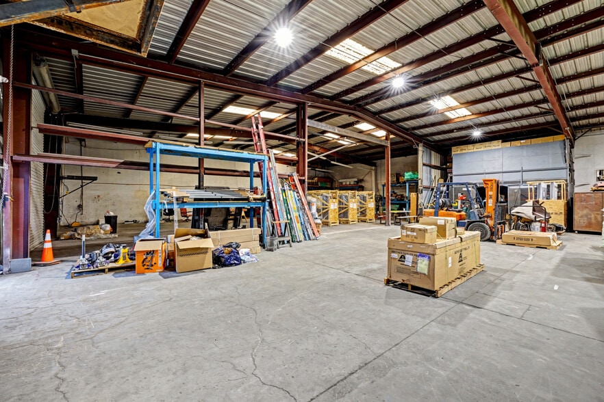 More Photos Of 3635 Polaris Ave, Las Vegas Industrial For Lease