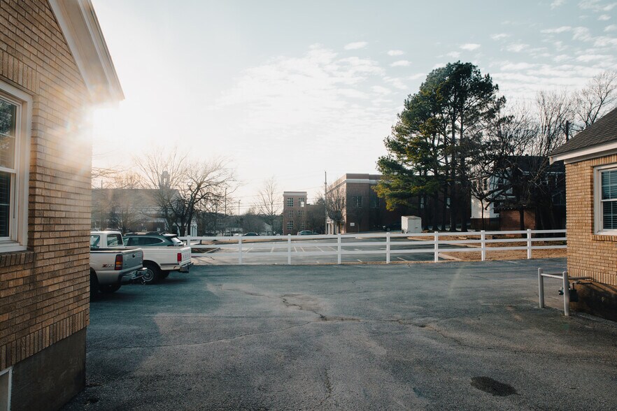 More Photos Of 355 N College Ave, Fayetteville Office For Sale